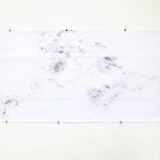 Zeichnung auf Transparentpapier und weißer Papierrolle